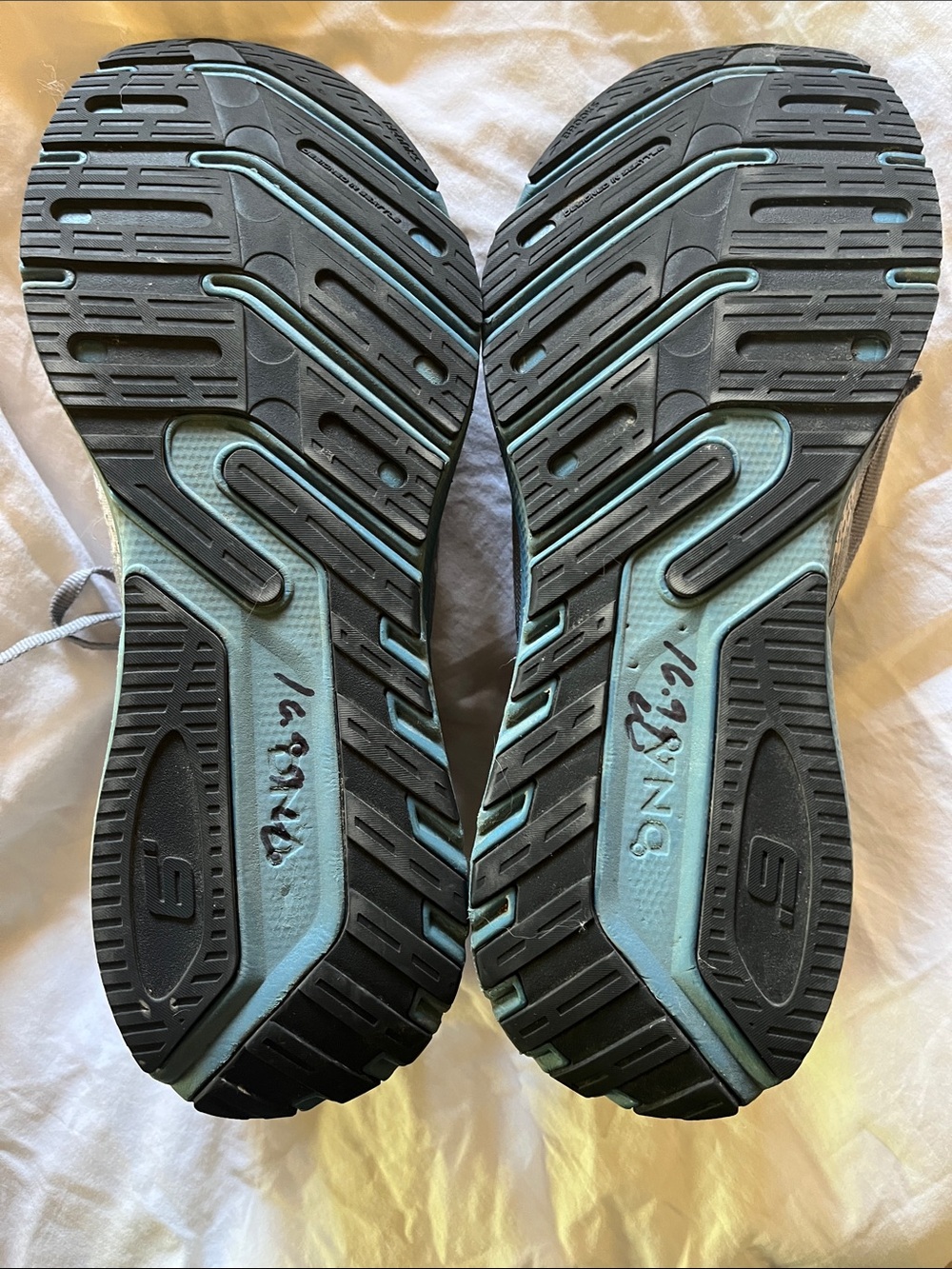 Brooks Men’s Trail Running Shoes in blue/gray - Picture 3 of 5